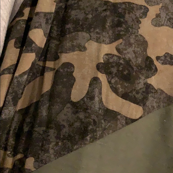Camouflage and solid bat wing top size small - Picture 3 of 4